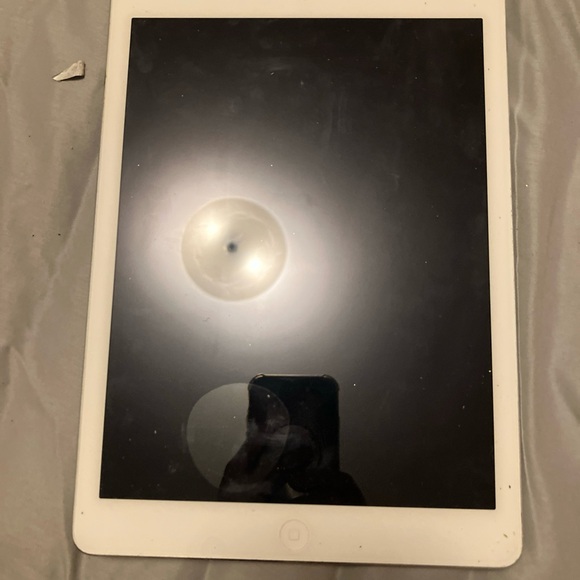 Apple iPad in Silver Finish - Picture 4 of 4